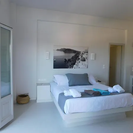 South Rooms- Beachfront Perissa (Santorini)