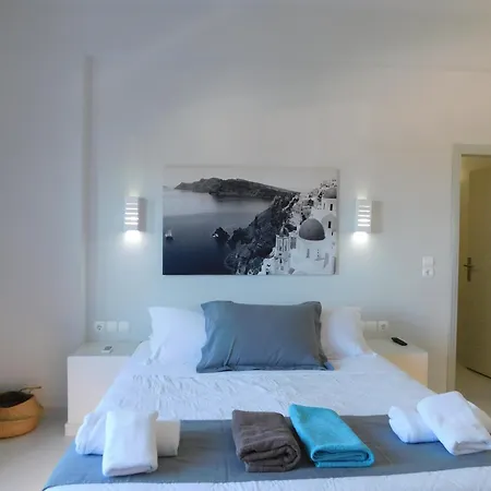 South Rooms- Beachfront Perissa (Santorini)