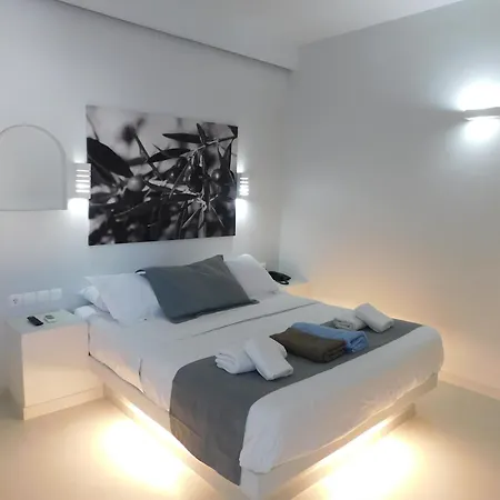 South Rooms- Beachfront Apartment
